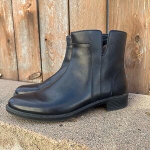 UMBERTO RAFFINI Women’s Trina Black Leather Slip On Ankle Boots Size 39